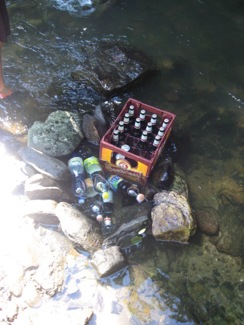 As proper Dutch i directly start to exploit the water. Threw a few rocks on a pile, and got a fridge.