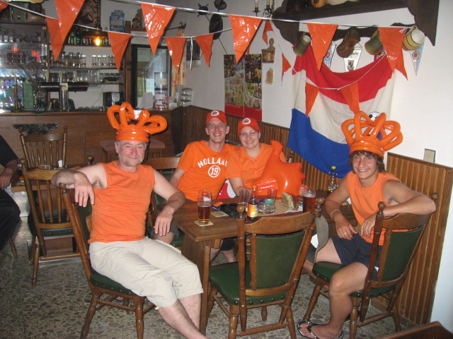 A few hours later i hijacked the local pub, dressed up my family in law in Orange and decorated the rest.