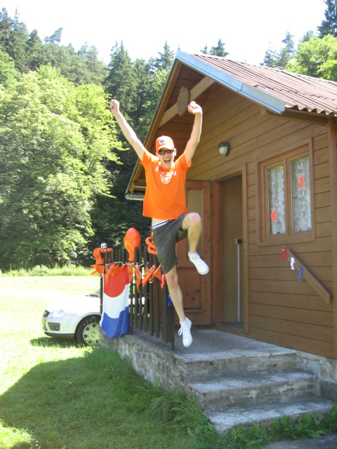 So, here goes me, to Czech. A few day's before the Dutch soccer team has to play the WC finals. As proper Dutchman i took everything orange i could find with me, and decorated the house at the camp site accordingly.